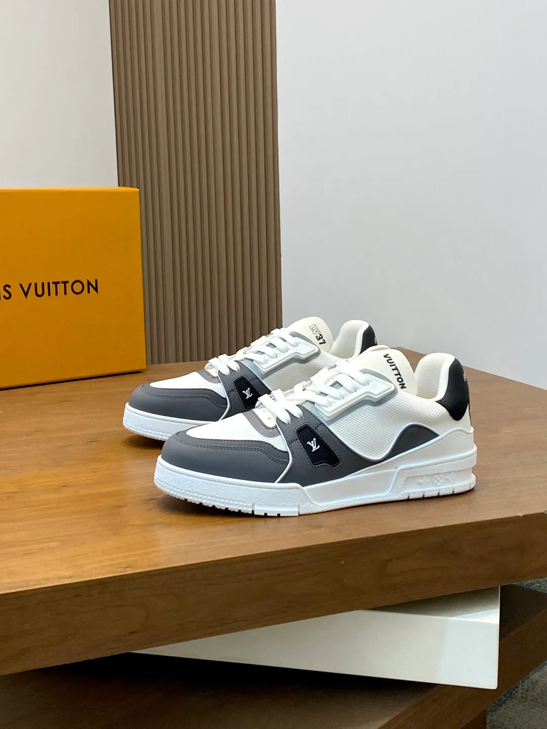 Men's shoes 💰900 Loui* Vuitto* - Louis ** donkey house New color matching men's trainer sneakers, this LV Trainer sneaker is made of calfskin and breathable mesh, showing pure colors, the #54 logo on the back traces the brand's birth in 1854, the designer's handwritten brand logo embellishes one side, designed by Virgil Abloh himself, a very commemorative sneaker, the new lv Louis Vuitton loui* vuitto* trainer sneaker low casual sports culture versatile basketball sneakers Size: 39-44 (customized at 38.45)